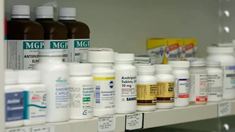 Rayonnages remplis de boîtes de médicaments dans une pharmacie française bien achalandée.