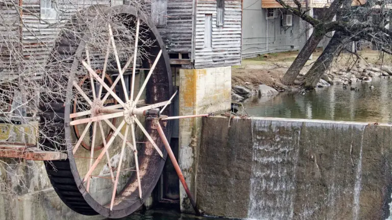 À Fougères, les enfants fabriquent un moulin à eau le 28 août