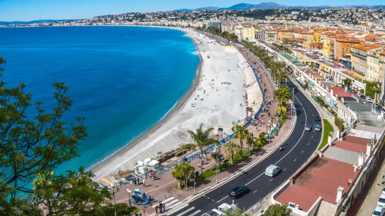 Vue aérienne panoramique de la Promenade des Anglais et de la plage à Nice.