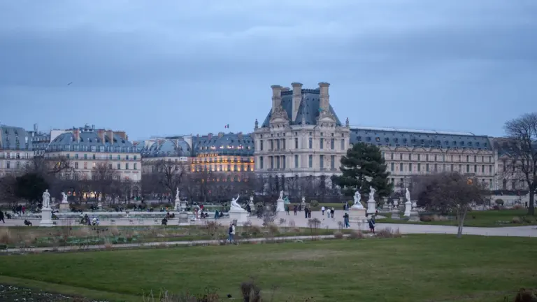 Vue du jardin du Louvre avec son architecture historique emblématique à Paris.