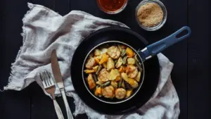Une poêle contenant une poêlée de légumes dorés prête à être dégustée.