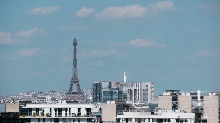 Vue panoramique de la ligne d'horizon parisienne sous un ciel bleu dégagé.