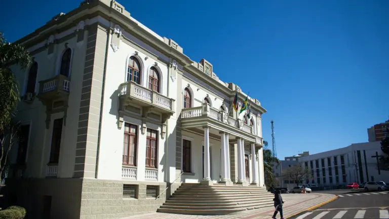 Bâtiment administratif classique avec colonnades lors d'une journée ensoleillée, idéal pour la vie municipale.