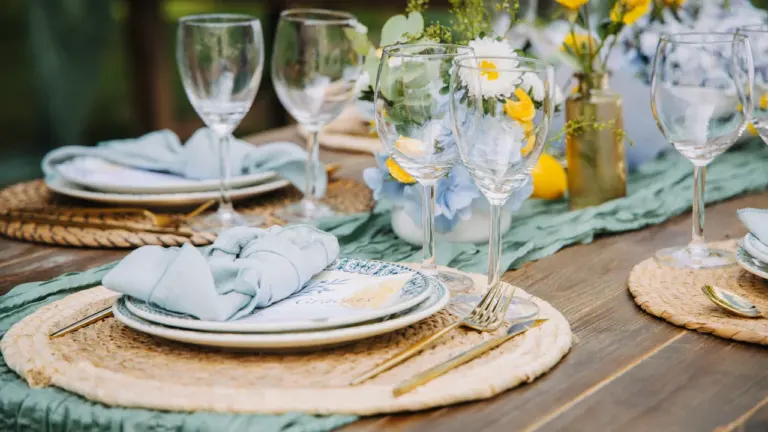 Une table élégamment décorée pour un repas estival en extérieur à Paris.