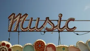 Panneau vintage lumineux indiquant Music sur un fond de ciel bleu dégagé.