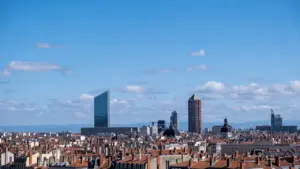 Vue panoramique emblématique de la ville de Lyon avec ses immeubles historiques.