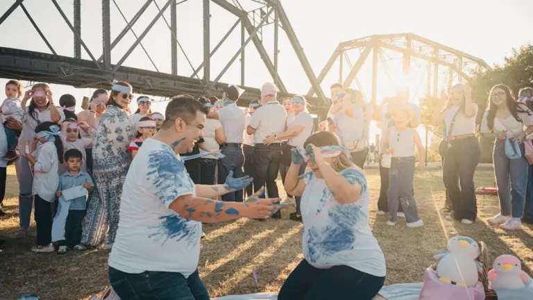 Un couple participe à une activité ludique lors d'un rassemblement familial en plein air.
