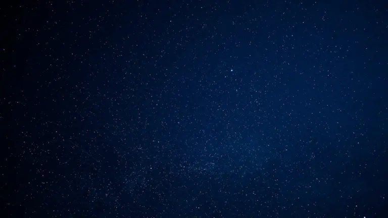Ciel étoilé nocturne au-dessus d'un paysage naturel, idéal pour observer les Perséides en France.