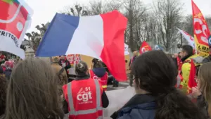 Drapeau français flottant au-dessus d'un bâtiment historique emblématique à Paris