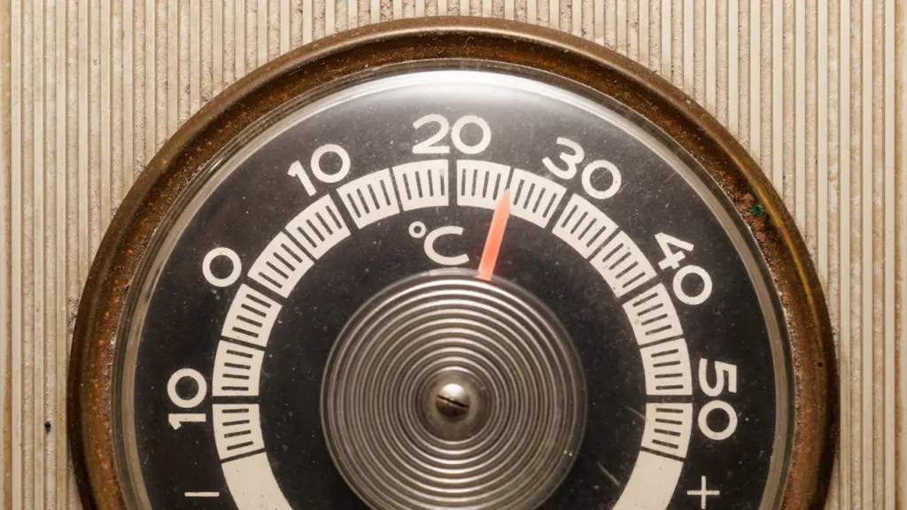 Gros plan sur un thermostat mural réglé pour le chauffage hivernal.