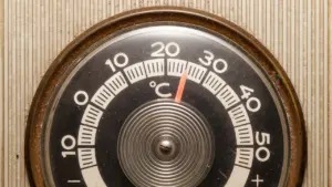 Gros plan sur un thermostat mural réglé pour le chauffage hivernal.