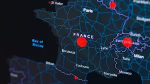 Une carte de France numérique montrant les zones de vigilance chaleur en rouge.