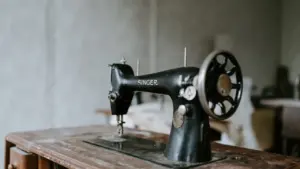 Une machine à coudre Singer ancienne posée sur une table en bois rustique.