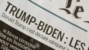 Un journal international posé sur une table, évoquant les élections américaines.