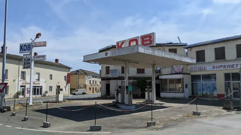 Une station-service fermée avec des panneaux affichant les prix près de Macon, France.
