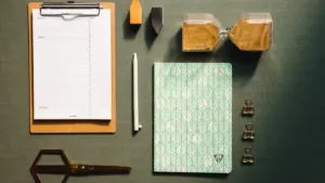 Un porte-documents et des fournitures scolaires organisés pour préparer la rentrée scolaire.