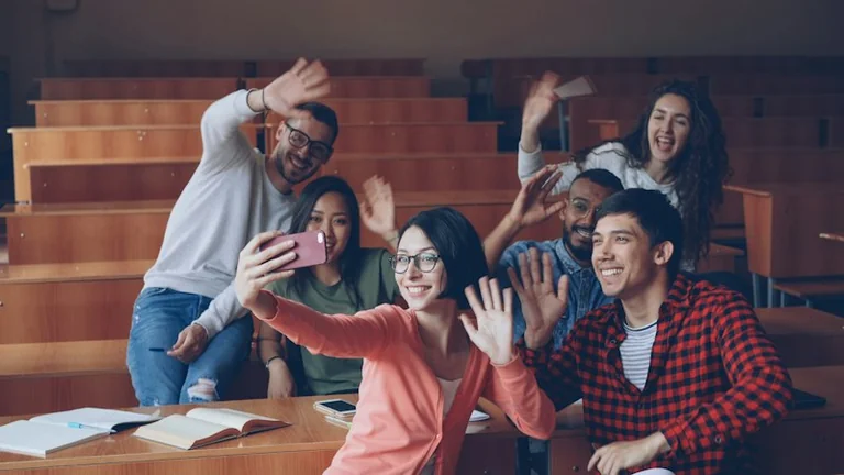 Rentrée scolaire 2026 : ARS, pause numérique et harcèlement, ce qui change
