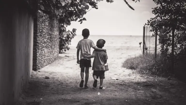 Rêver d’un ami d’enfance : ce que la nostalgie révèle de vous