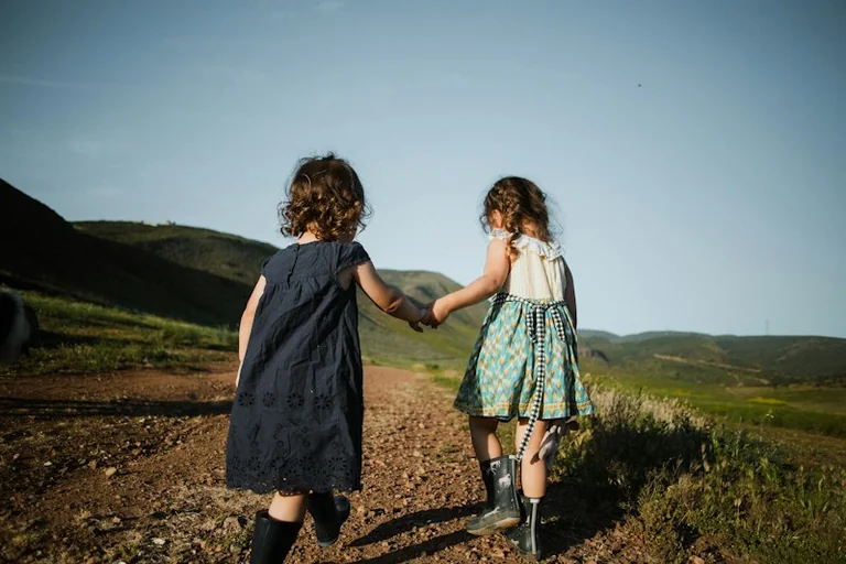 Rêver d'un ami d'enfance : ce que la nostalgie révèle de vous