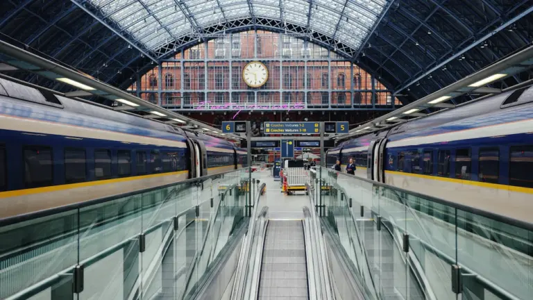 Rêver de rater un train : le sentiment d’être en retard dans sa vie