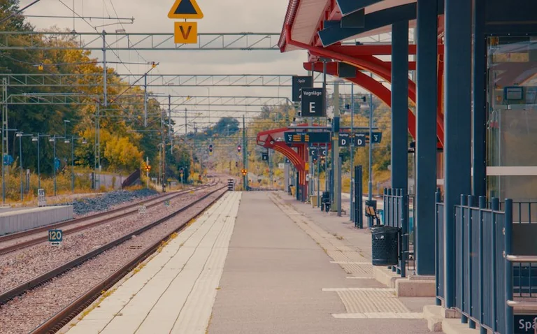 Rêver de rater un train : le sentiment d'être en retard dans sa vie