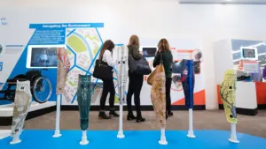 Exposition sur la mobilité incluant des prothèses de jambes et des fauteuils roulants modernes.