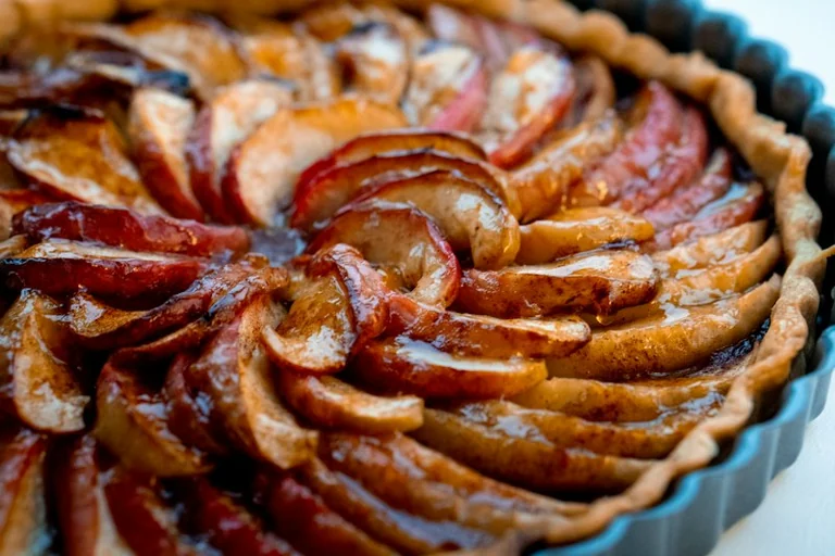 Tarte fine aux pommes et noisettes : la recette d'automne prête en 45 minutes