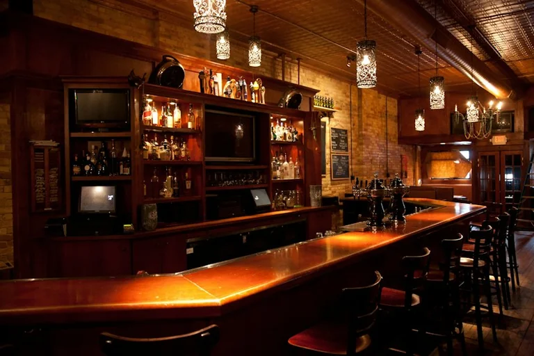 À Abbeville, deux amis de 50 ans ouvrent un bar années 1920