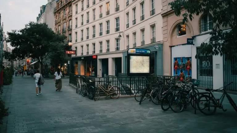 Plusieurs vélos garés devant un bâtiment historique à Paris en France