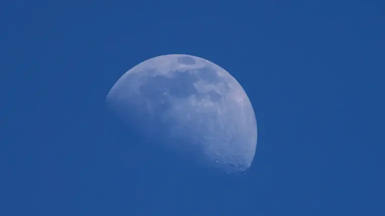 Horoscope du 6 octobre 2026 : la Lune en Gémeaux souffle un vent de douceur