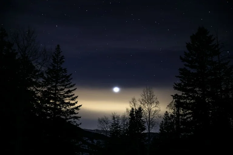 Horoscope du 6 octobre 2026 : la Lune en Gémeaux souffle un vent de douceur